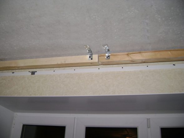 Bare din lemn pentru fixarea coroanei