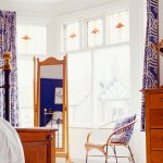 Avant-toit flexible pour rideaux dans une chambre