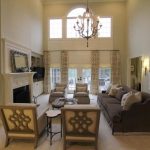 Rideaux en lin romains inhabituels dans le salon classique