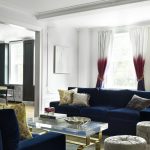 Rideaux tricolores inhabituels à l'intérieur du salon