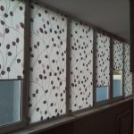 Stores doux avec des cintres de balcon
