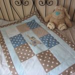 Couverture pour le bébé dans la technique du patchwork