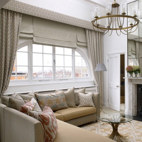 Rideaux romains simples dans le salon