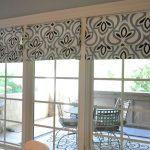 Rizos originales en las cortinas romanas en las ventanas que dan a la terraza.