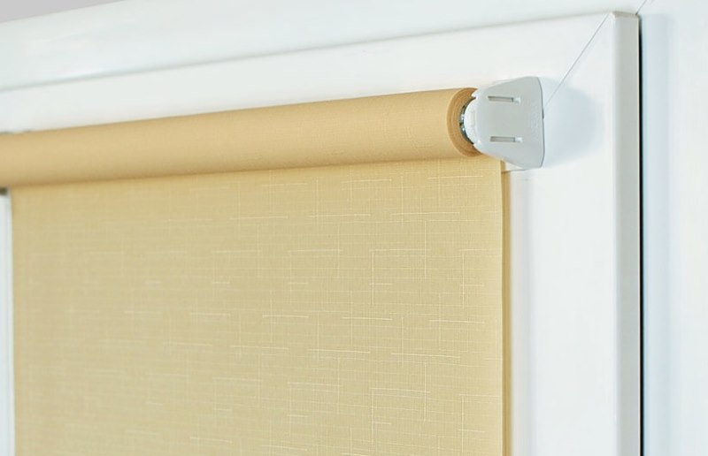 Rollo mit beiger Leinwand