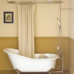 Ovale Metallstange und Metallstange für den Vorhang im Badezimmer