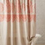 Ovales Gesims mit elegantem Stoffvorhang