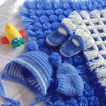 Plaid de pompons dans l'ensemble à la déclaration