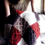 Plaid d'éléments multicolores reliés par des aiguilles dans la technique du patchwork