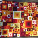 Couverture en crochet à partir de carrés colorés de différentes tailles