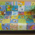 Couvrir sur un canapé pour enfants de lambeaux avec des dessins pour enfants
