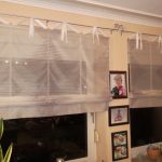 Cortinas romanas a rayas para ventanas de cocina.
