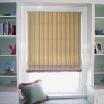 Cortinas romanas a rayas en la habitación de los niños.