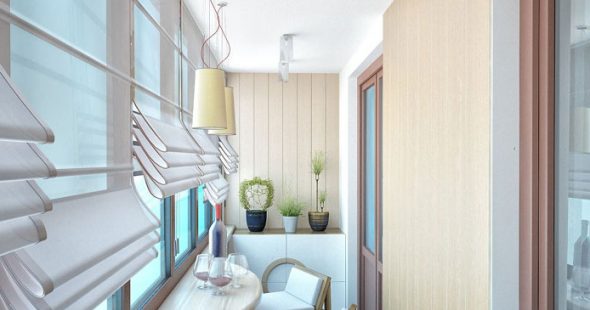 Rideaux romains sur le balcon
