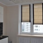 Cortinas romanas sencillas para la ventana de la cocina.