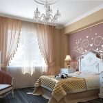 Rideau et rideaux fins dans une chambre classique