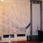 Λευκό τούλι με φτερό στο παράθυρο της κουζίνας