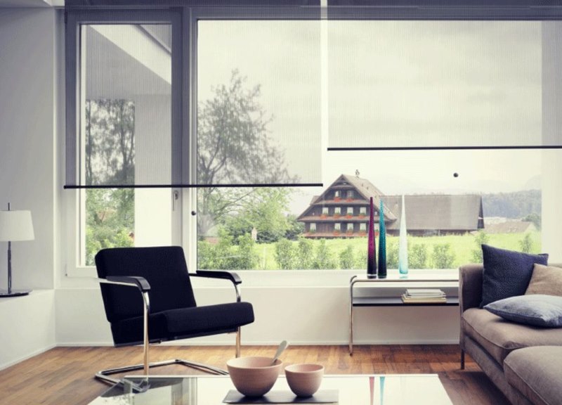 Transparente Rollos am großen Wohnzimmerfenster
