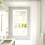 Gerade Stange für das Badezimmer in der Nähe des Fensters