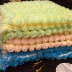 Des couvertures multicolores de pompons le font vous-même