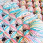 Plaid multicolore de pompons