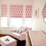 Rideaux romains pour la chambre d’un enfant fille