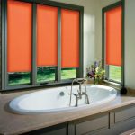 Stores enrouleurs orange pour la salle de bain