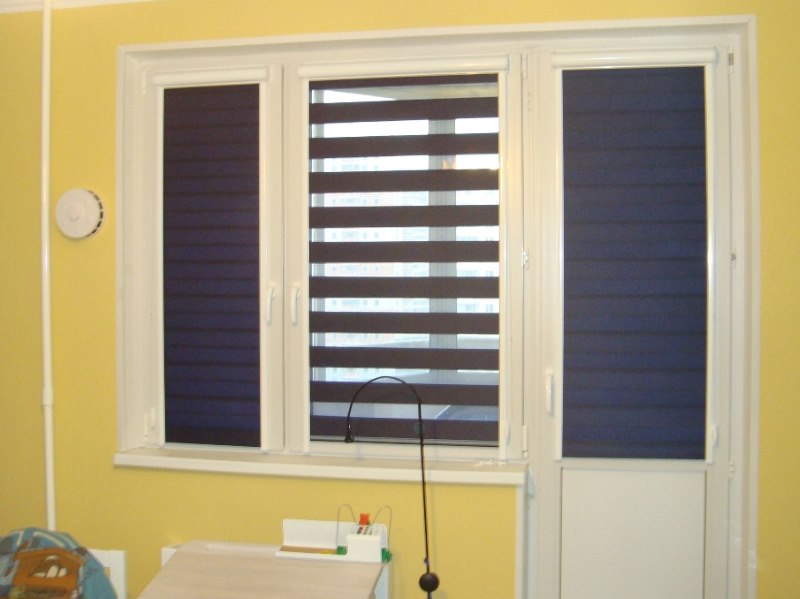 Tenda sistema zebra sul blocco balcone