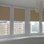 Tapparelle beige sulle finestre balcone bianco
