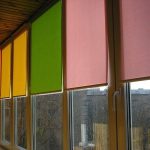 Tende arrotolate Dimaut sulle finestre del balcone