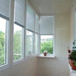 Decorare le finestre del balcone con persiane