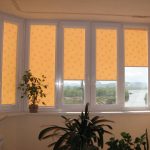 Tende oscuranti sul balcone sul lato soleggiato della casa