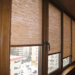 Finestre balcone con persiane aperte