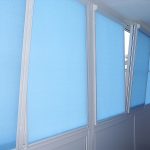 Tapparelle blu su foglie di finestre di plastica