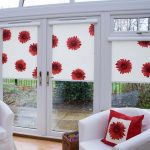 Fleurs rouges sur les stores en toile