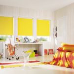 Rideaux jaunes à l'intérieur de la chambre des enfants