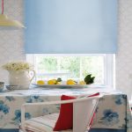 Toile cirée colorée sur la table à manger