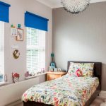 Chambre d'enfant avec des stores bleus