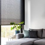 Rideau en matériau translucide sur la fenêtre du salon