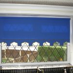Store bleu sur la fenêtre de la cuisine