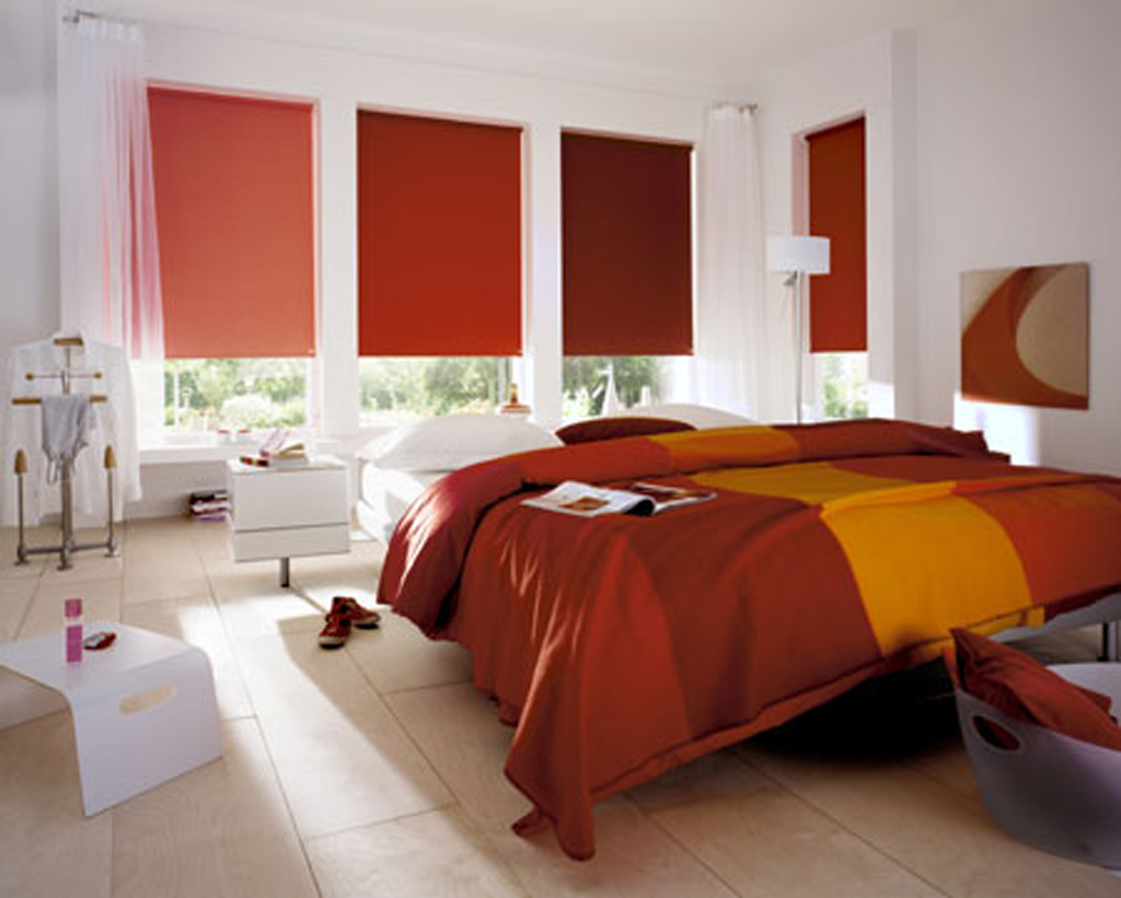 Chambre intérieure avec rideaux ouverts
