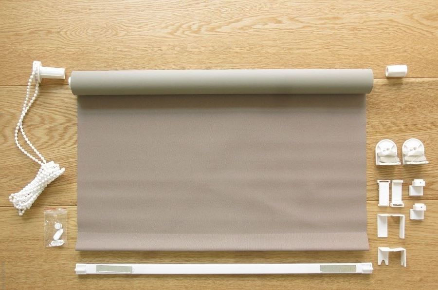 Un exemple d'un ensemble complet de type de rouleau mini-rideaux
