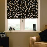 Rolshtora avec motifs floraux noirs et éléments de décor noirs