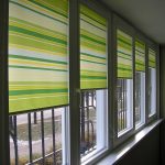 Vorhänge mit Streifen an den Fenstern des Balkons