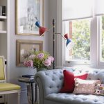 Frische Blumen auf dem Tisch nahe dem Sofa