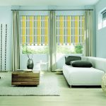 Kombinierte Dekoration der Fenster im Wohnzimmer