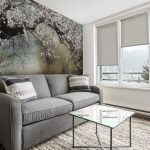 Graues Sofa im Wohnzimmerinnenraum