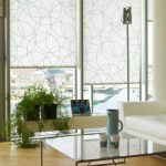 Weißes Sofa vor einem großen Wohnzimmerfenster