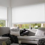 Dekorative Kissen auf einem grauen Sofa