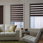 Sofa im Wohnzimmer mit weißer Polsterung